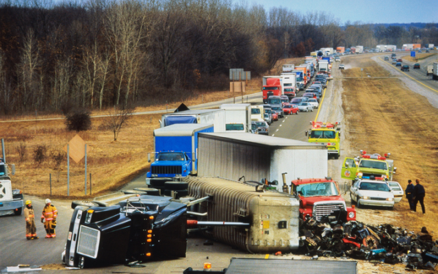 Westbound Interstate 44, east of St. Robert, will close Saturday night for the removal of two wrecked tractor-trailers